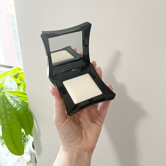 NEW Illamasqua Beyond Powder Highlighter in Daze White - Picture 1 of 8